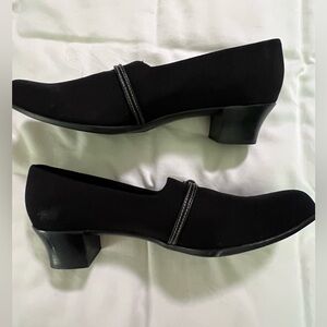 MUNRO Cindi Stretch Block Heel Pump Size 9